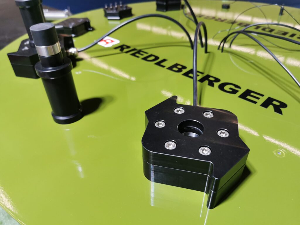Präzisionsgefertigtes Bauteil von MR Riedlberger mit integrierter Elektronik und Verkabelung aus eigener Fertigung.