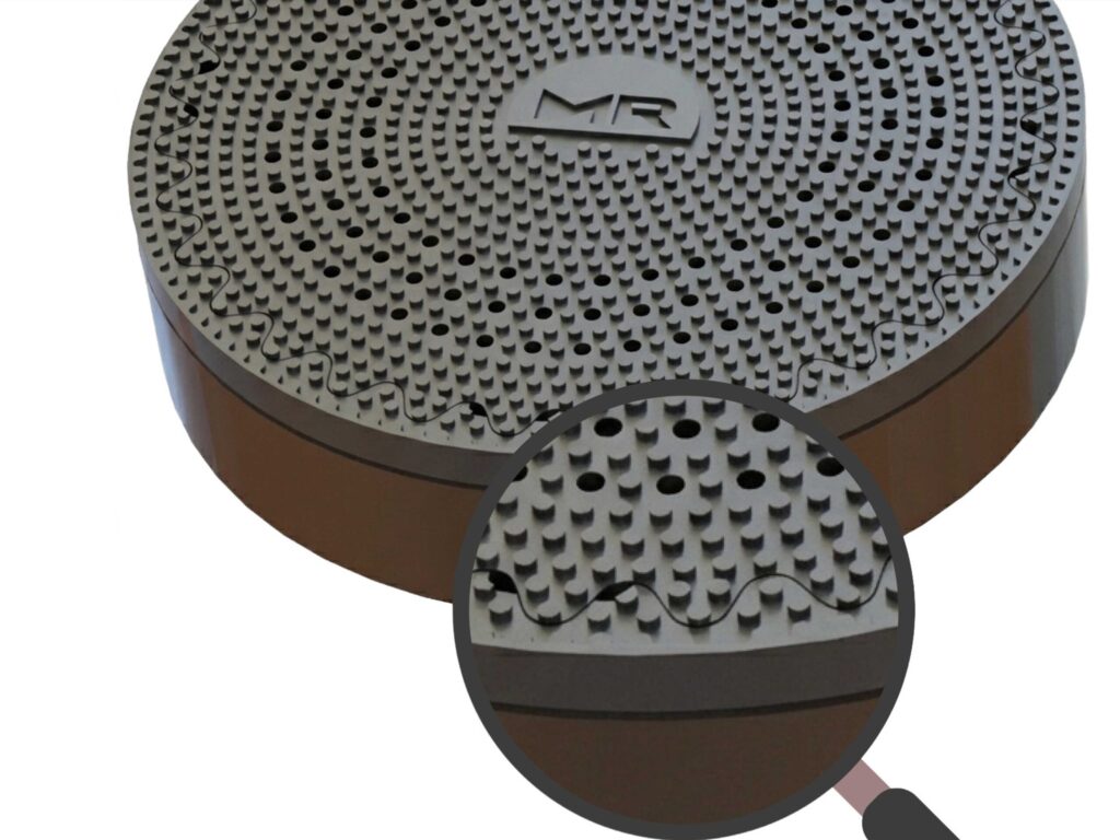 Nahaufnahme der patentierten Wellenkontur einer MR Riedlberger Abdeckplatte für homogenen Schachtdeckeleinbau und maximale Langlebigkeit.